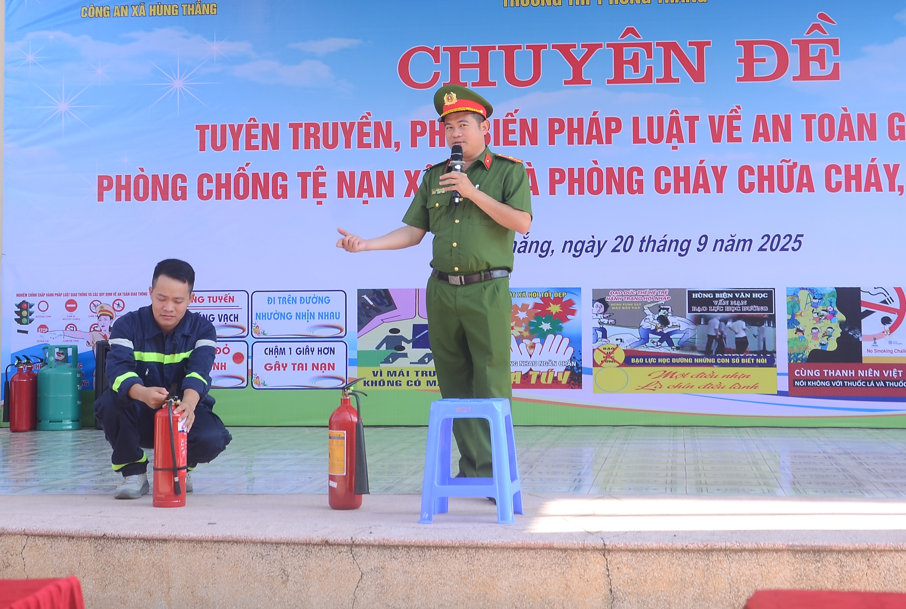 Tuyên truyền pháp luật về ATGT, PCCC và CNCH cho 1.400 giáo viên, học sinh Trường THPT Hùng Thắng